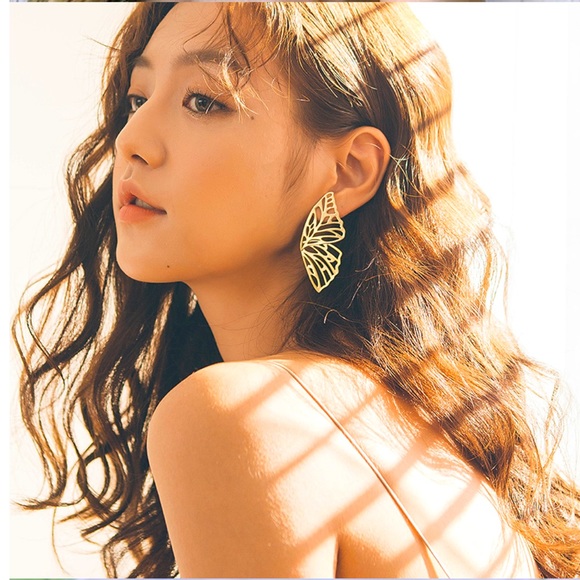 𝟚/$𝟚𝟝 𝔹𝕦𝕥𝕥𝕖𝕣𝕗𝕝𝕪 𝔾𝕠𝕝𝕕𝕖𝕟 𝕎𝕚𝕟𝕘 ℙ𝕖𝕟𝕕𝕒𝕟𝕥 𝔼𝕒𝕣𝕣𝕚𝕟𝕘𝕤 - Picture 1 of 6